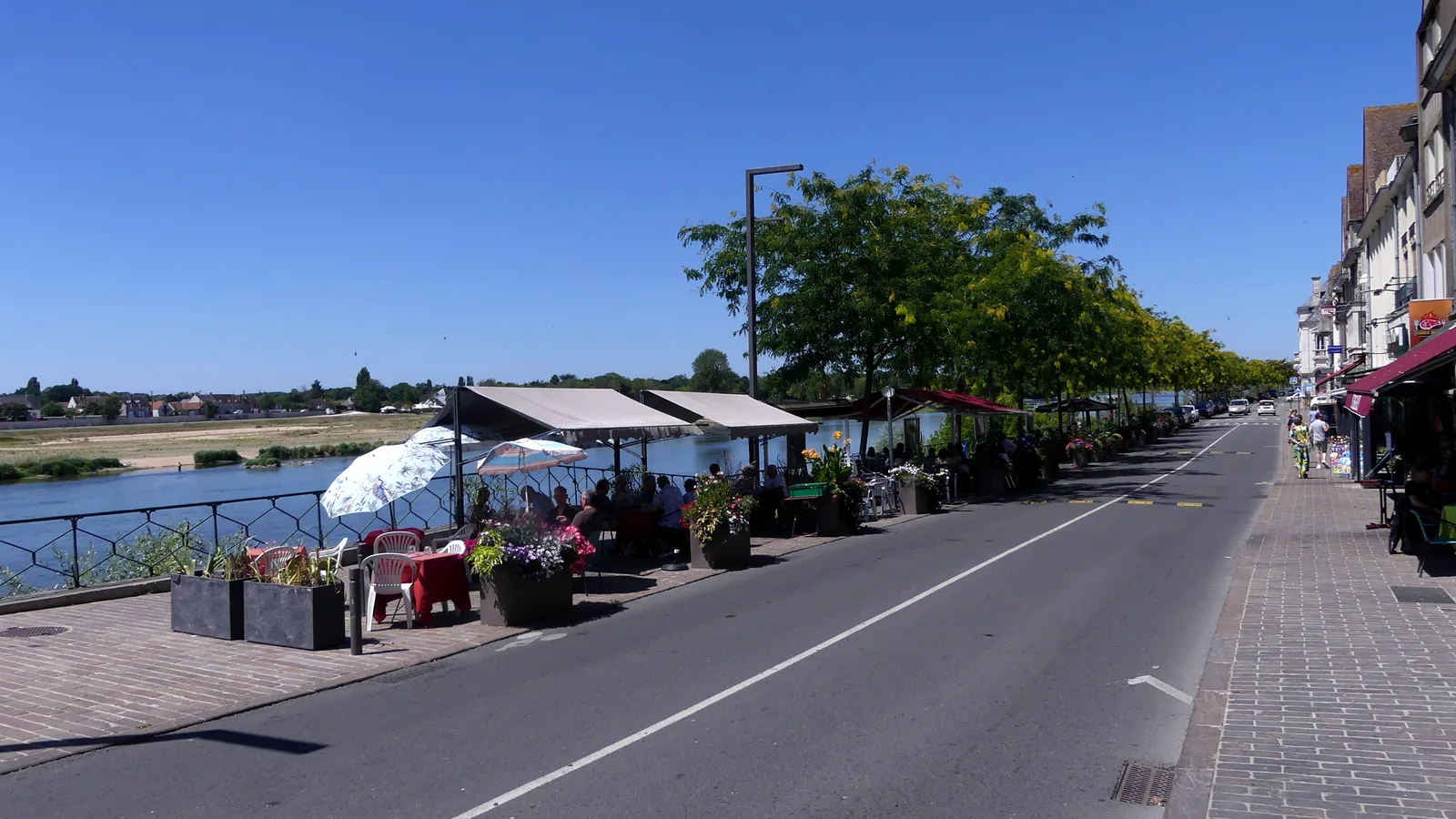 Création et suivi de sites internet Le quai Lenoir et les maisons de Gien au bord de la Loire