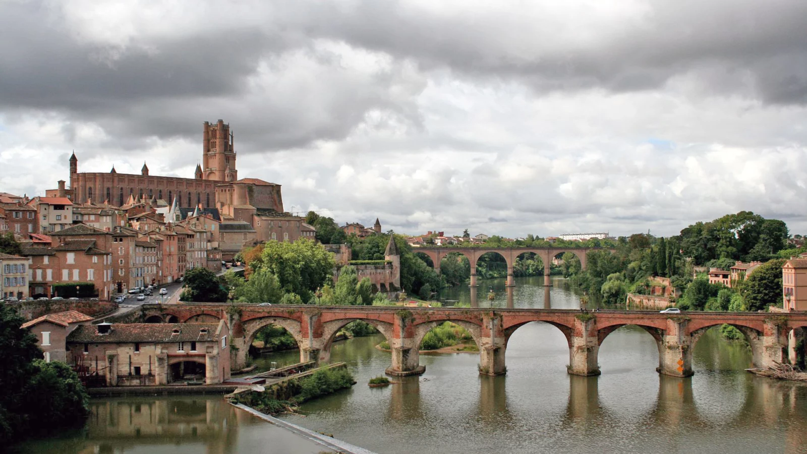 Le Tarn, le Pont Vieux et la cathédrale Sainte-Cécile à Albi