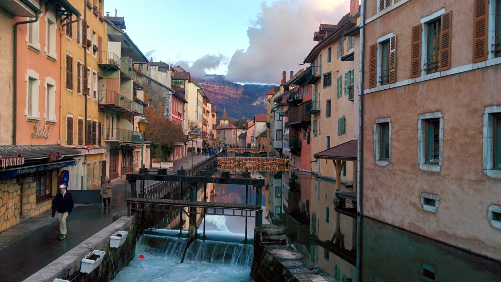 Accompagnement des entreprises Le Thiou bordé de maisons dans la vieille ville d’Annecy