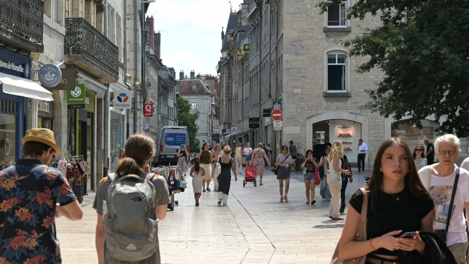 Création et suivi de sites internet La Grande Rue depuis la place Pasteur à Besançon