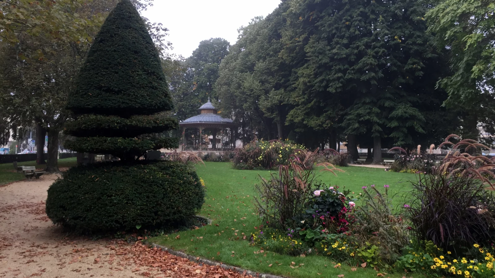 Les jardins et le kiosque du square des Quinconces à Bourg-en-Bresse