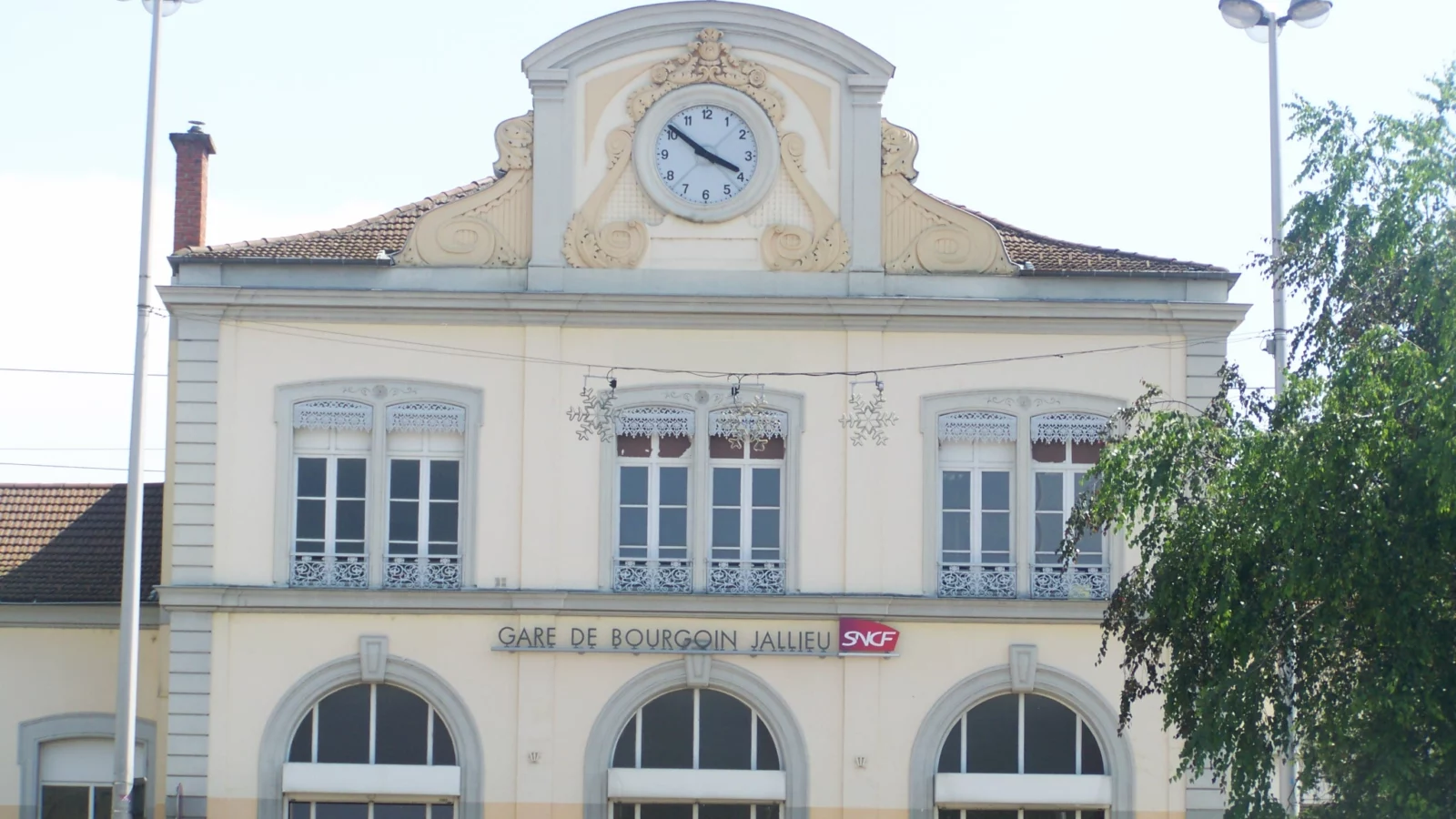 Création et suivi de sites internet Façade et horloge de la gare de Bourgoin-Jallieu