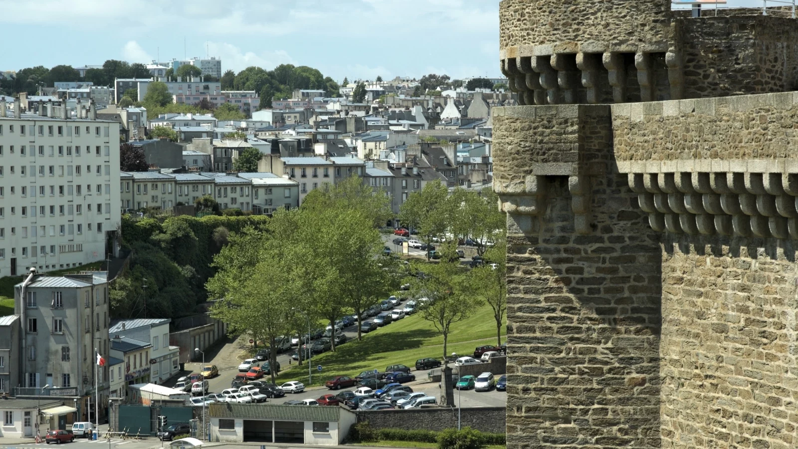 Le château de Brest avec le quartier de Recouvrance à l’arrière-plan