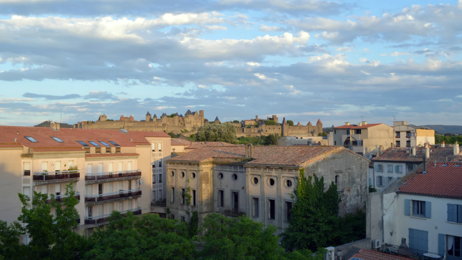 Création et suivi de sites internet La cité de Carcassonne vue depuis le boulevard Camille-Pelletan