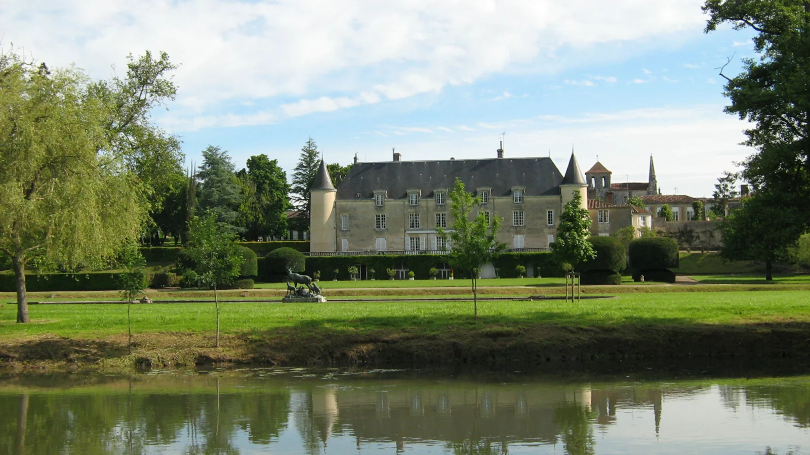 Le château de Saint-Brice au bord de la Charente, près de Cognac