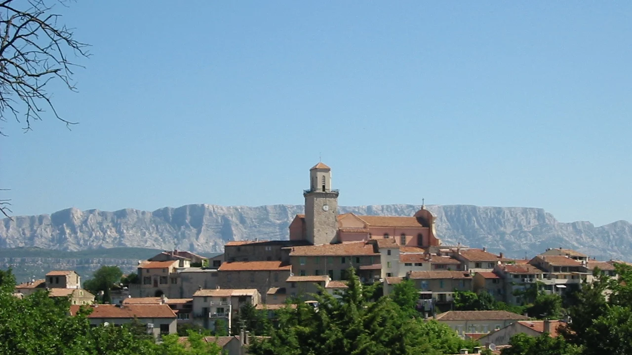 Vue de Fuveau avec la montagne Sainte-Victoire à l’horizon Maintenance WordPress à Fuveau : un site suivi