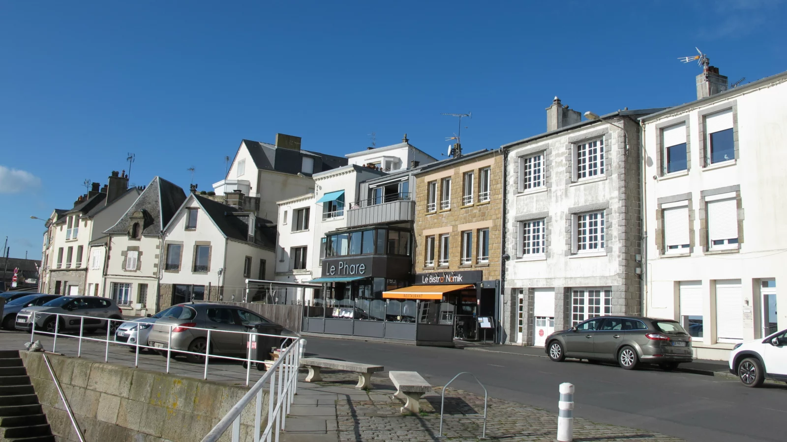 Les façades et commerces sur les quais du port de Granville