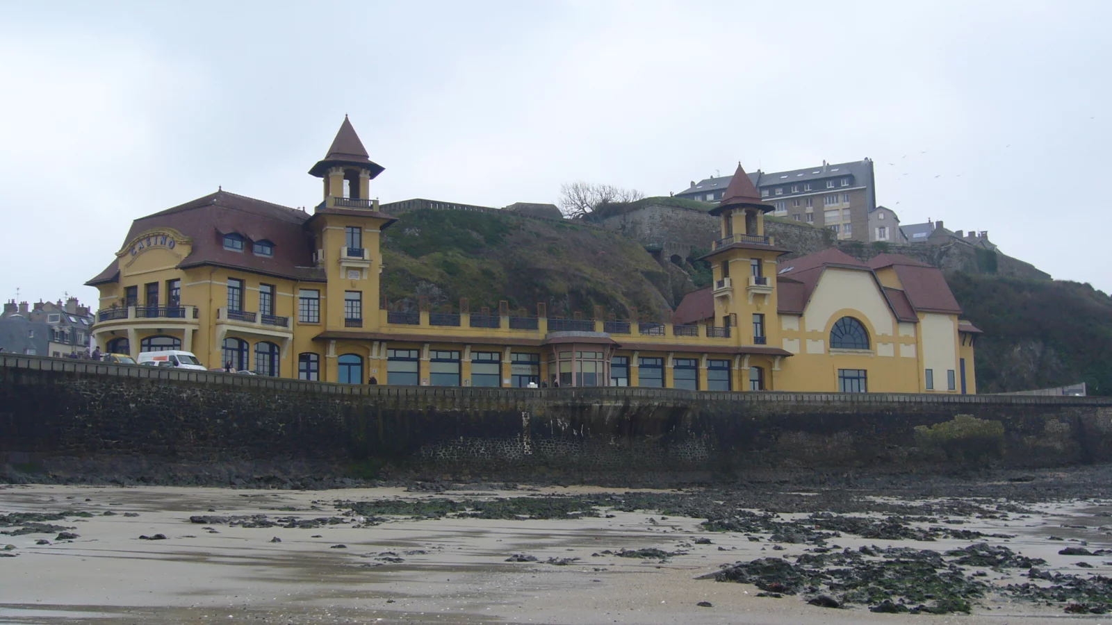 Le casino de Granville et le front de mer vus depuis la plage