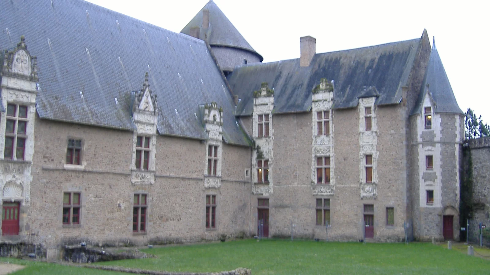 La cour et les façades du château de Laval