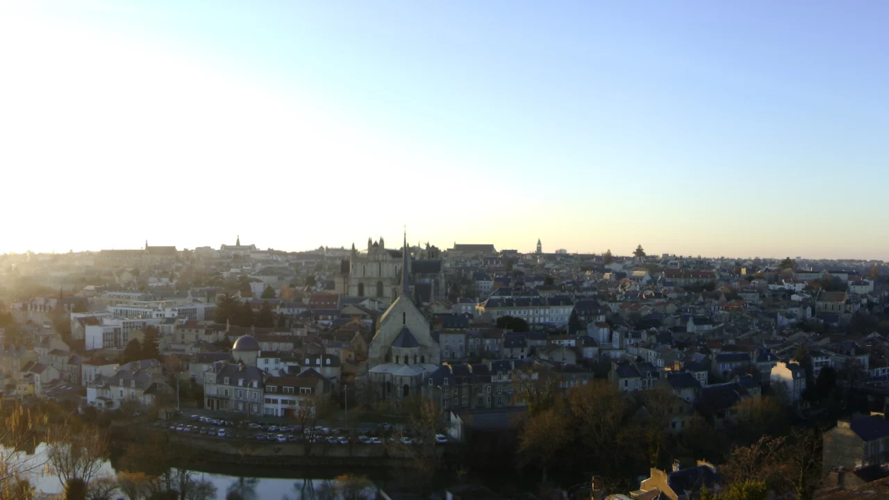 Poitiers vue depuis Notre-Dame-des-Dunes Maintenance WordPress à Poitiers : un suivi régulier