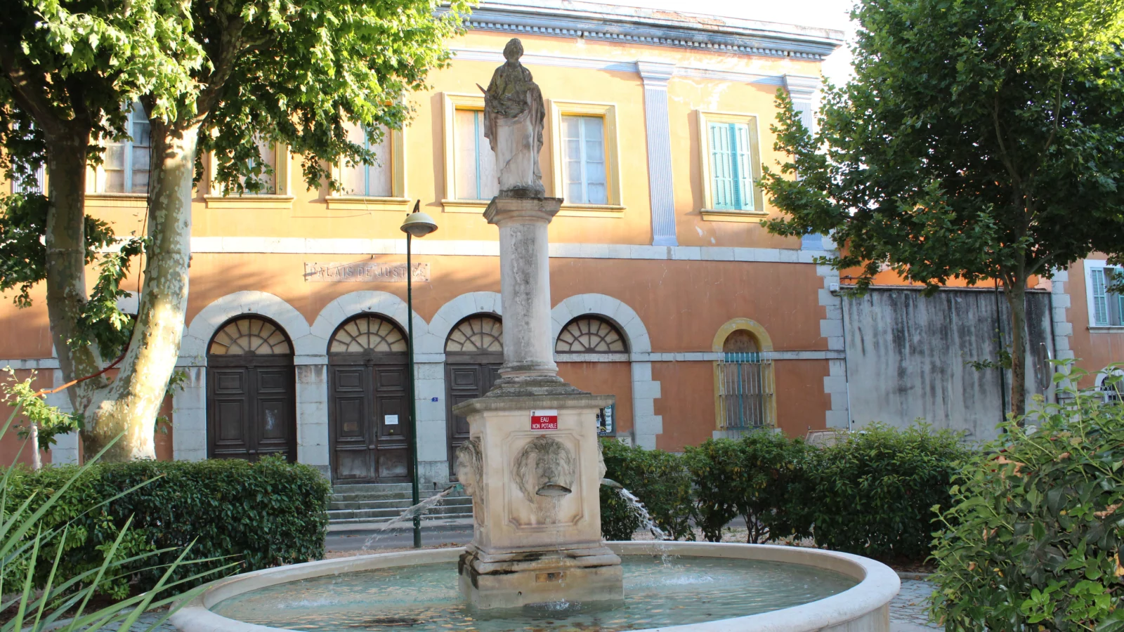 Fontaine du Palais de Justice à Brignoles Maintenance WordPress à Brignoles