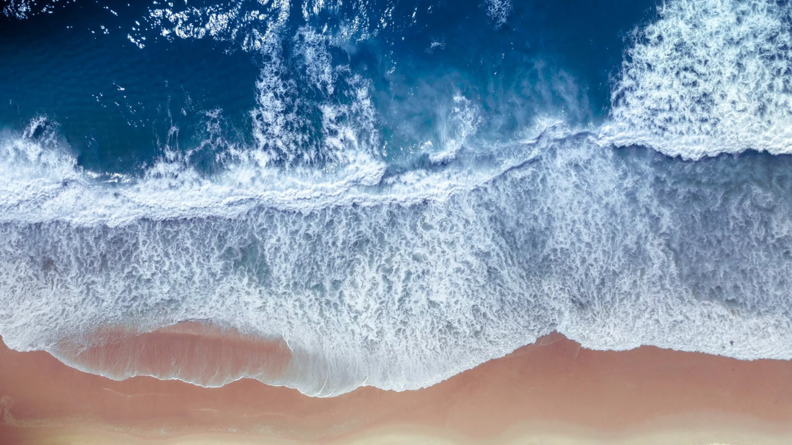 Accompagnement des entreprises Les vagues de l’Atlantique sur la plage de Mimizan, vues du ciel