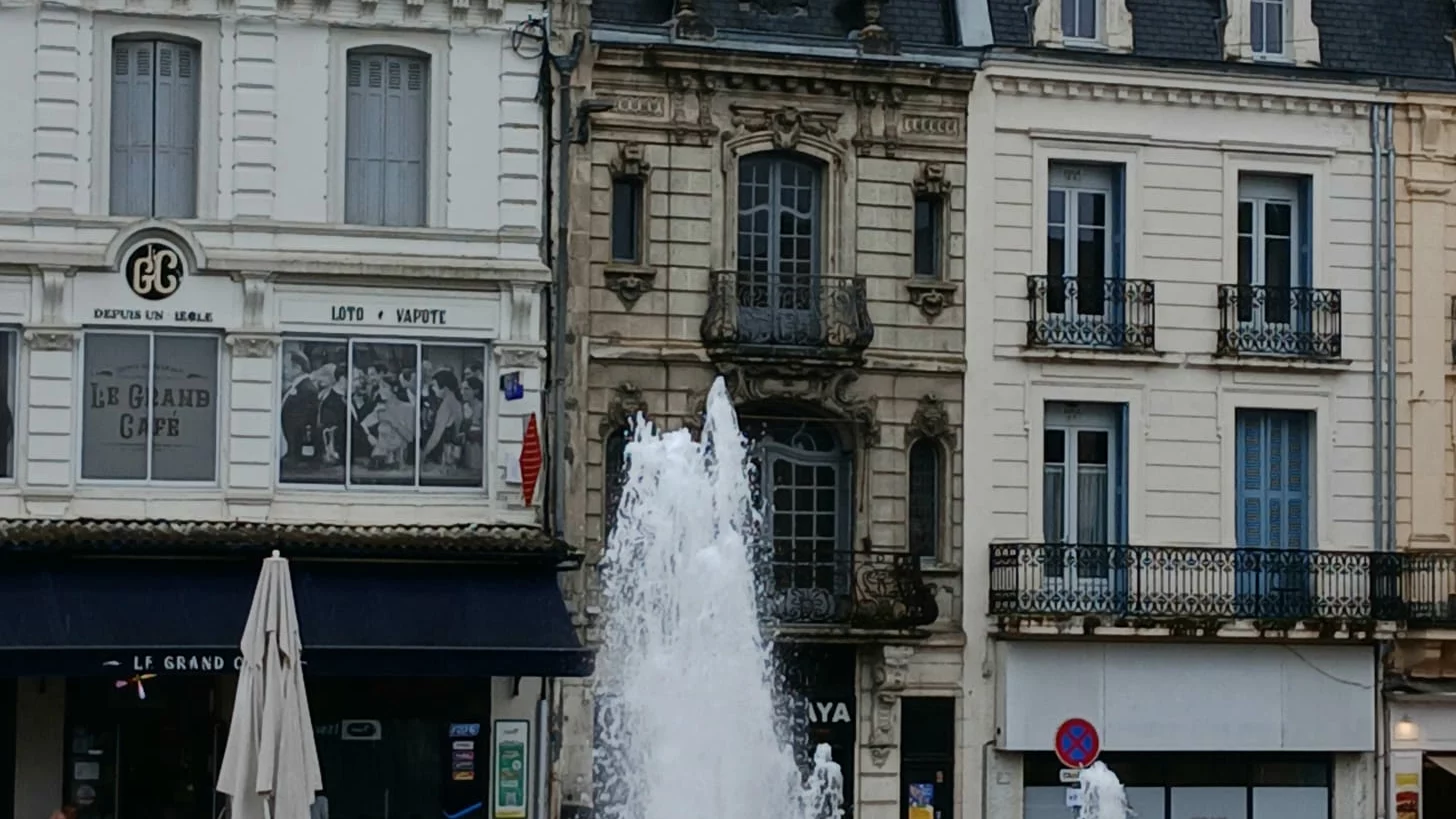 Fontaine et façades de la place Général-Leclerc dans le centre de Mont-de-Marsan