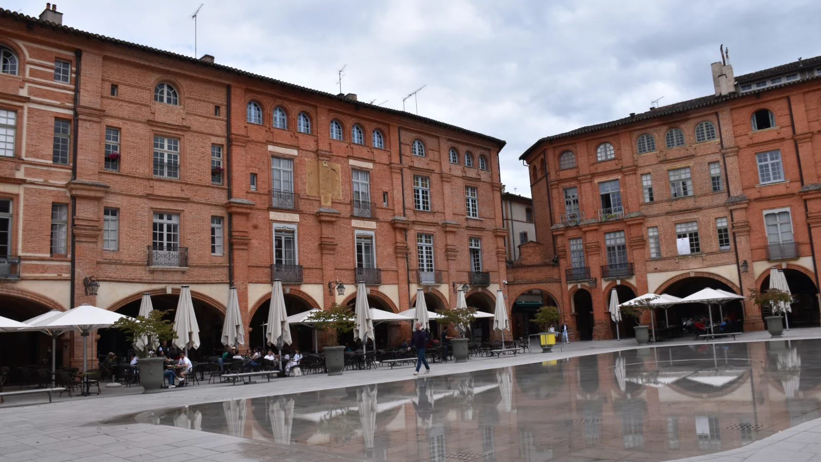 Accompagnement des entreprises La place Nationale et ses façades en briques à Montauban