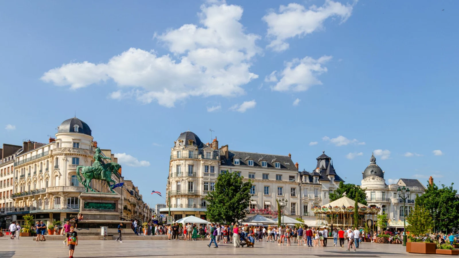 Une place animée dans le centre historique d’Orléans