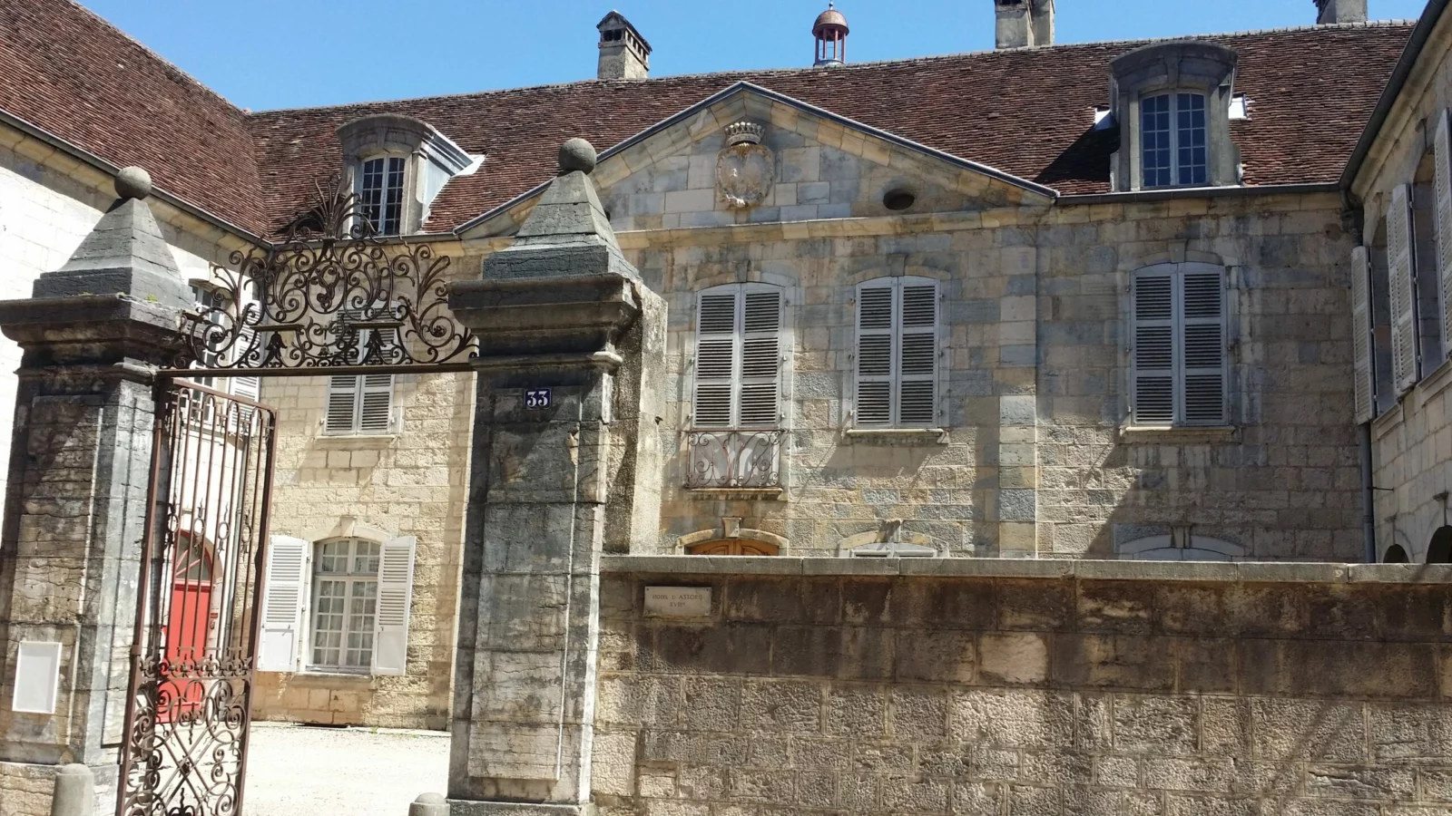 Création et suivi de sites internet La façade et le portail de l’hôtel d’Astorg à Poligny