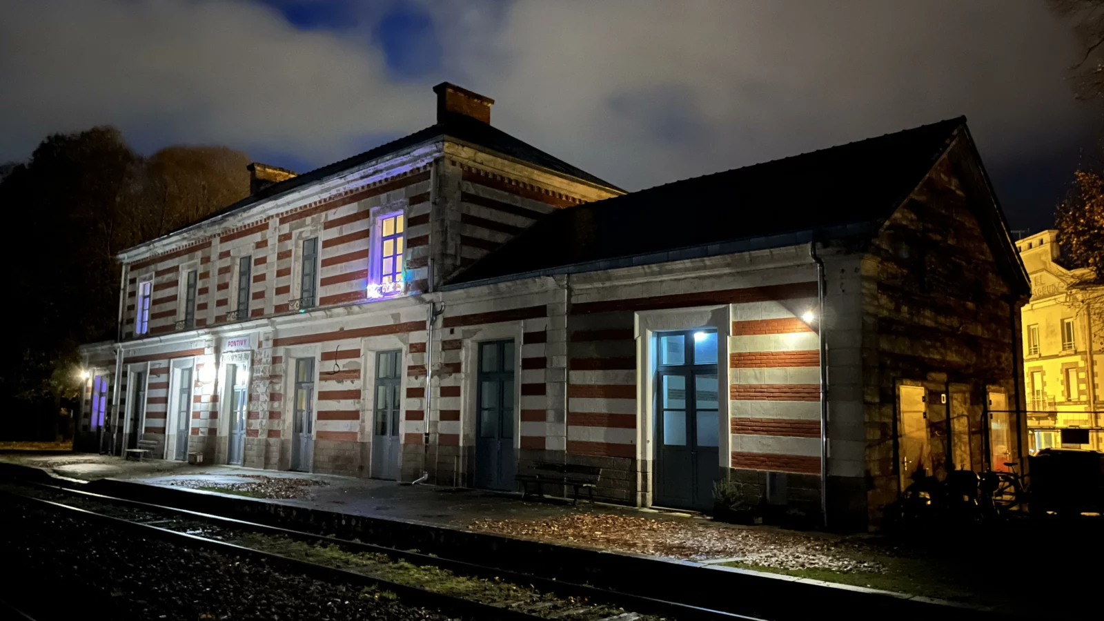 La gare de Pontivy éclairée la nuit, côté voies