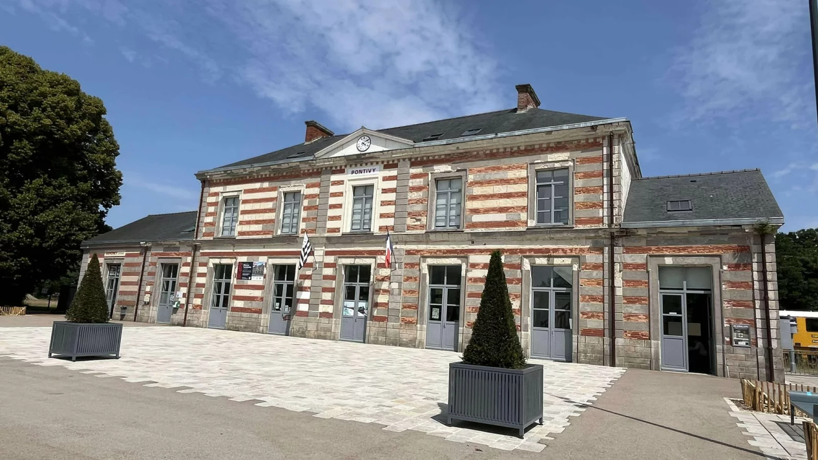La façade de la gare de Pontivy et son parvis