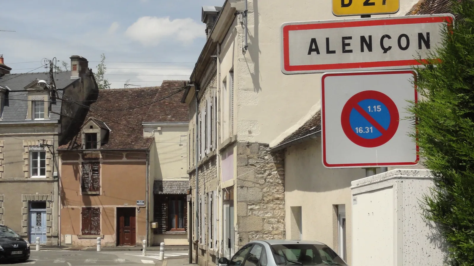 Rue et panneau d’entrée d’Alençon Refonte de site internet à Alençon : une offre lisible