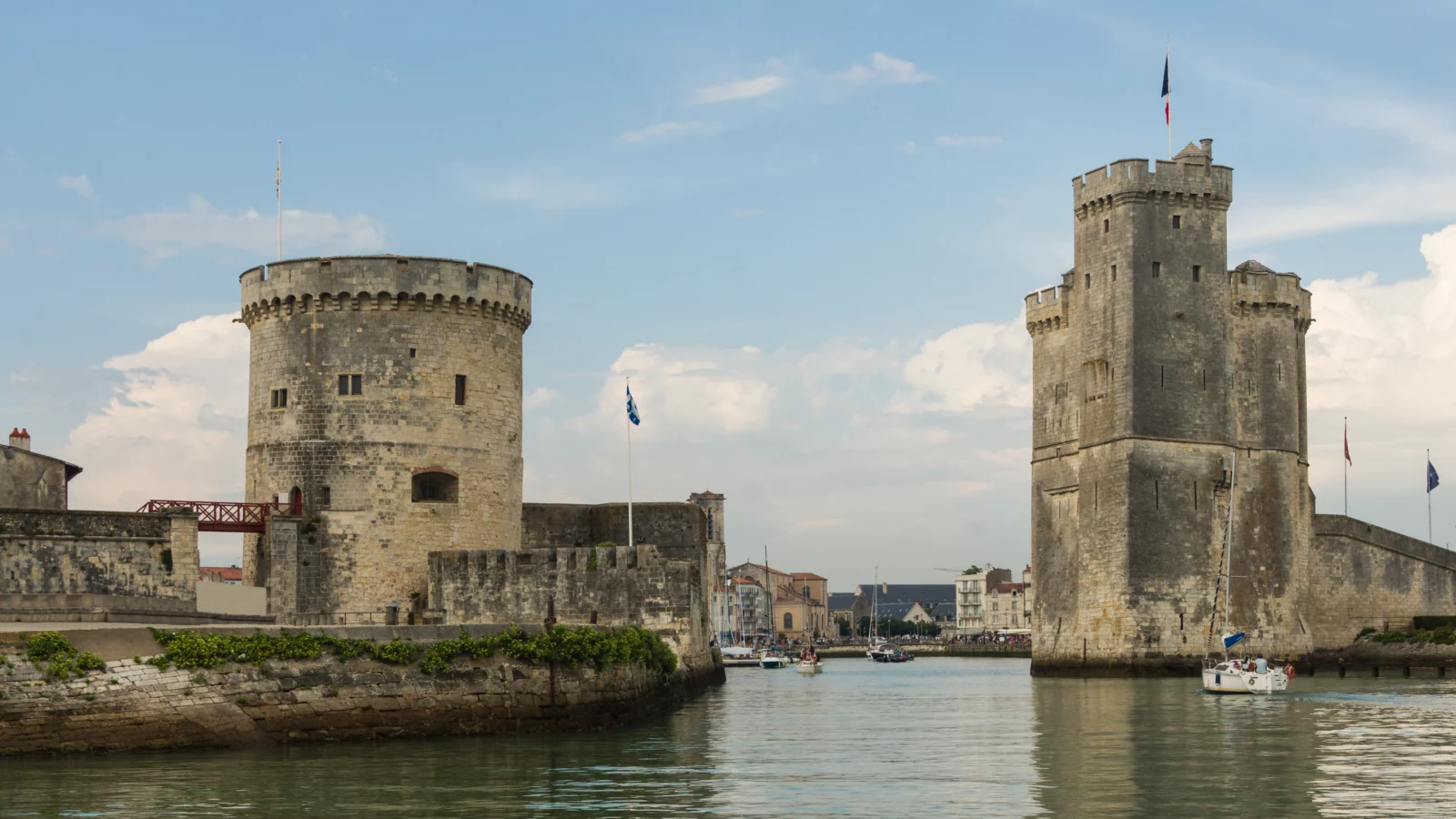 Les tours de l’entrée du Vieux-Port de La Rochelle Refonte de site internet à La Rochelle : clarifiez l’offre