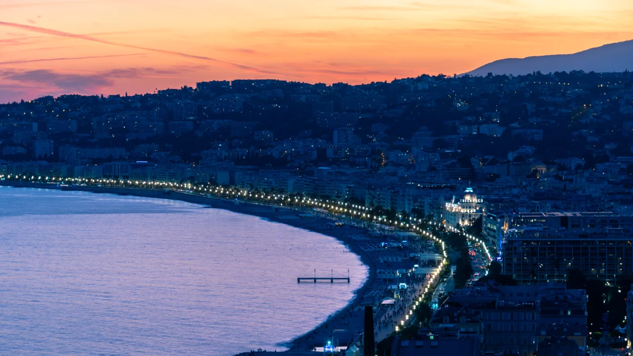 Baie de Nice et promenade au coucher du soleil Refonte de site internet à Nice : guidez vos visiteurs