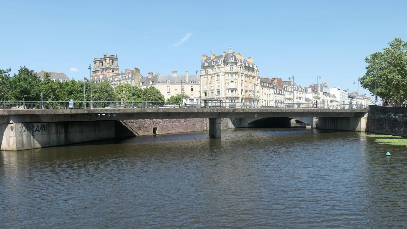 Le pont de Bretagne vu depuis le quai Saint-Cyr à Rennes Refonte de site internet à Rennes : simplifiez les parcours