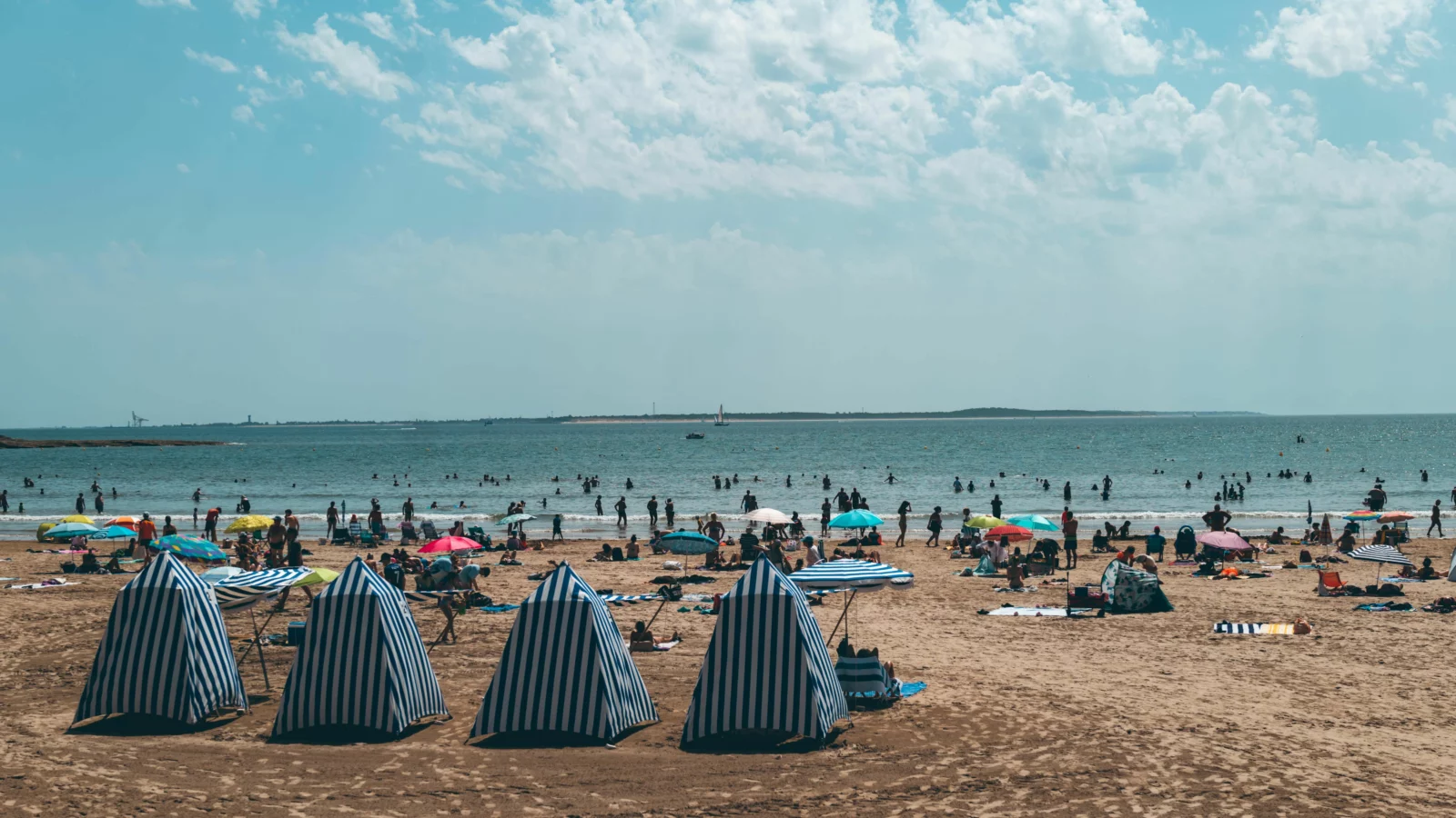 Accompagnement des entreprises La plage de Royan en été
