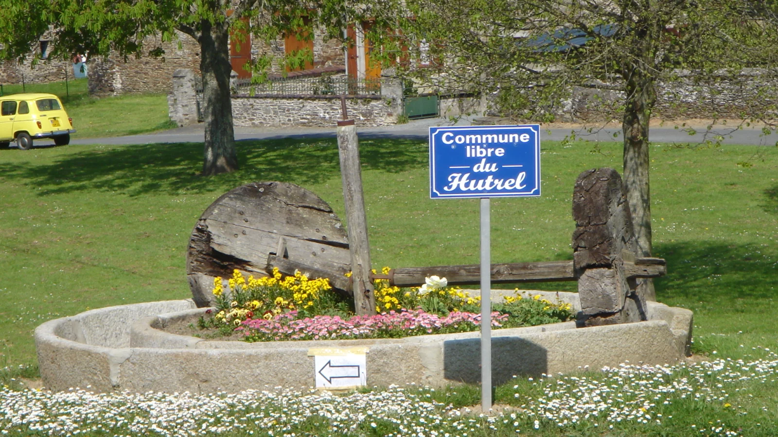 Accompagnement des entreprises Le panneau et les maisons du hameau du Hutrel à Saint-Lô