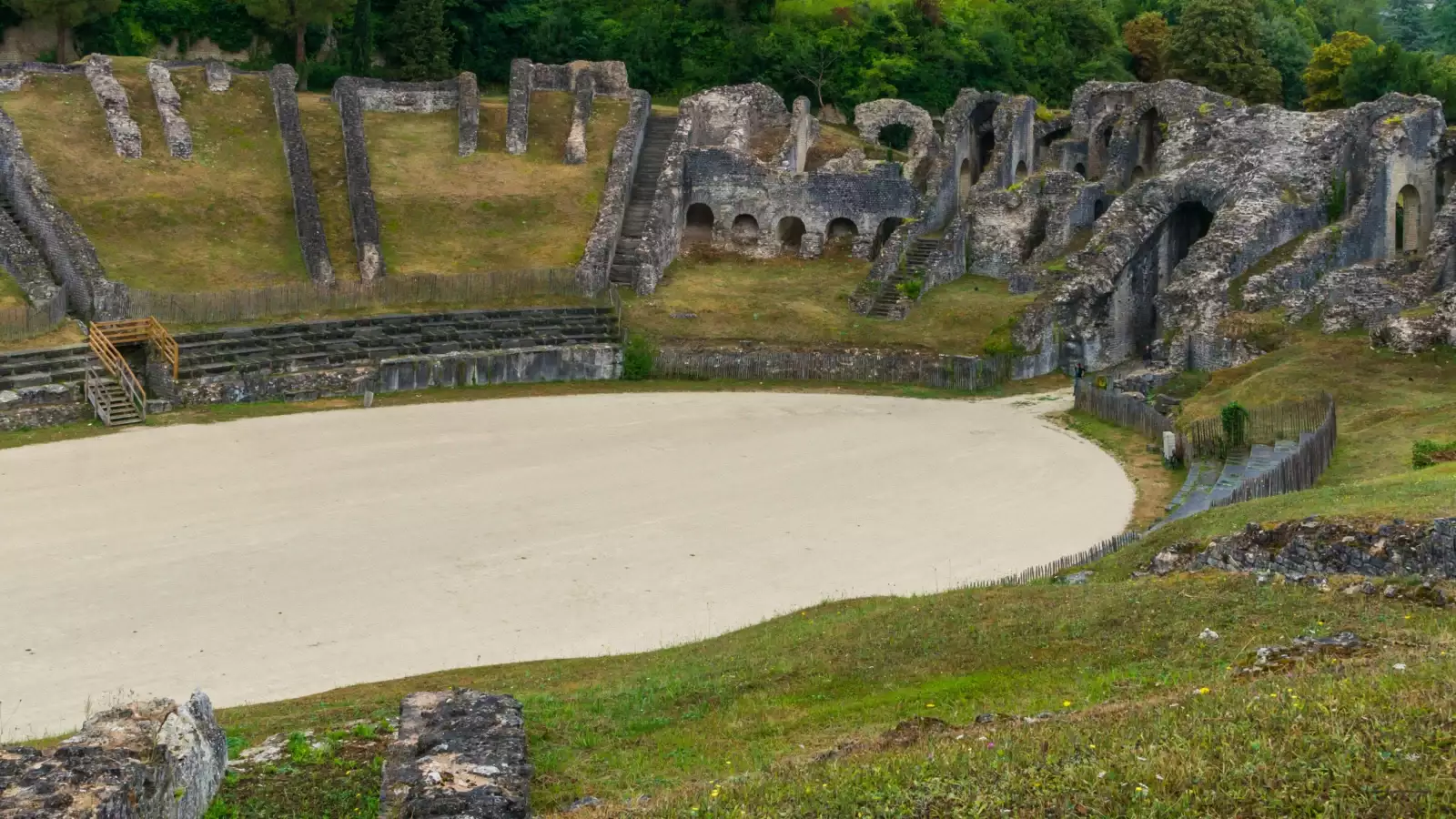 Création et suivi de sites internet Vue des vestiges de l’amphithéâtre de Saintes