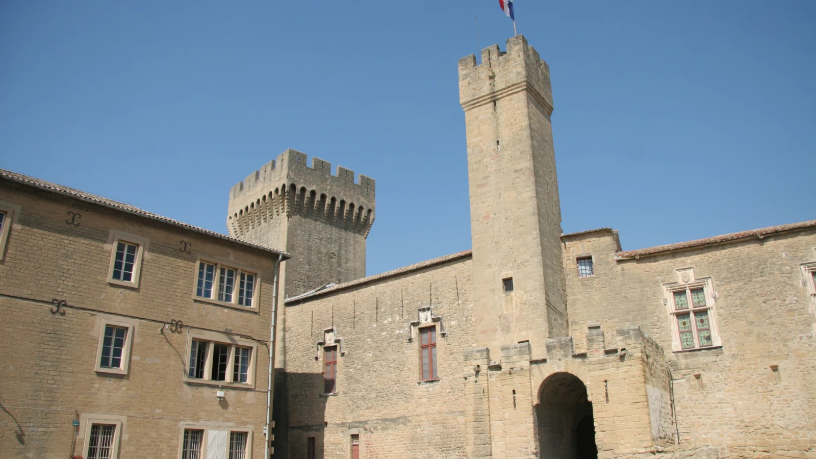 Accompagnement des entreprises La cour intérieure du château de l’Empéri à Salon-de-Provence
