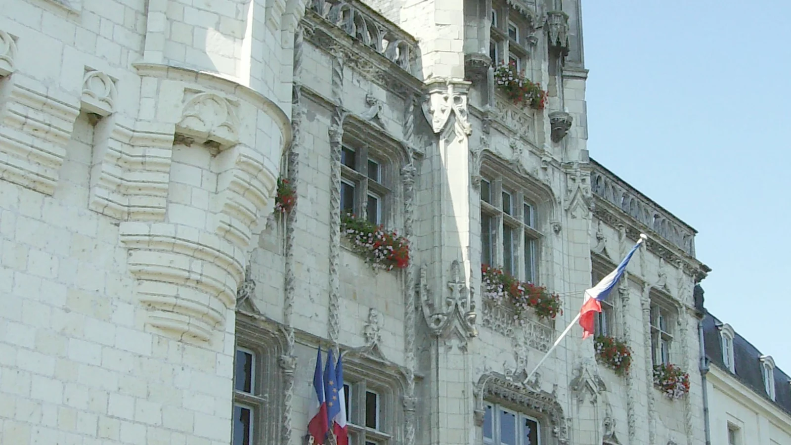 La façade de l’hôtel de ville de Saumur