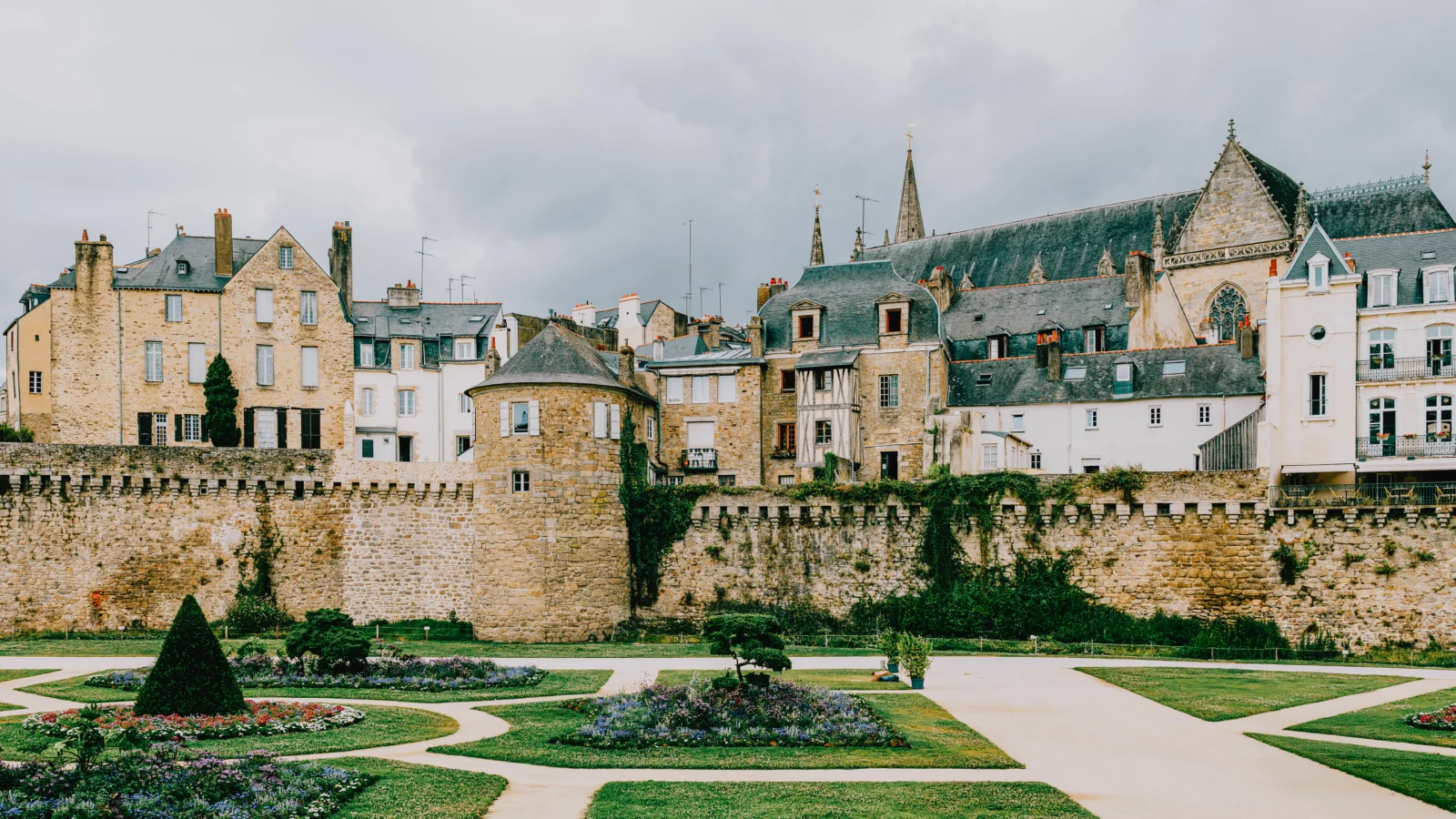 Les remparts et les jardins de Vannes