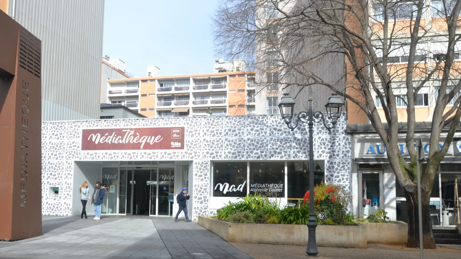 Entrée de la médiathèque Alphonse-Daudet à Alès