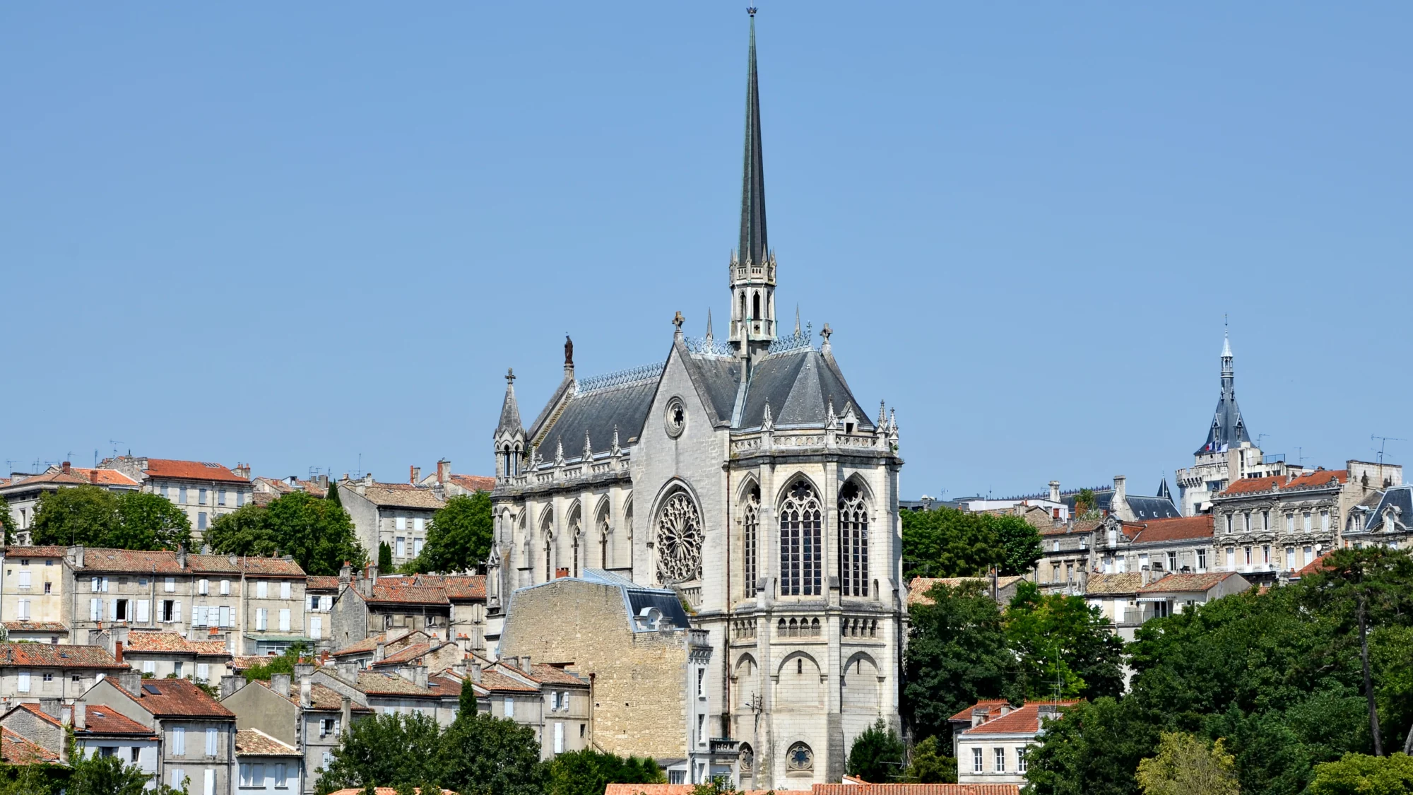Toits d’Angoulême, église d’Obézine et beffroi de l’hôtel de ville