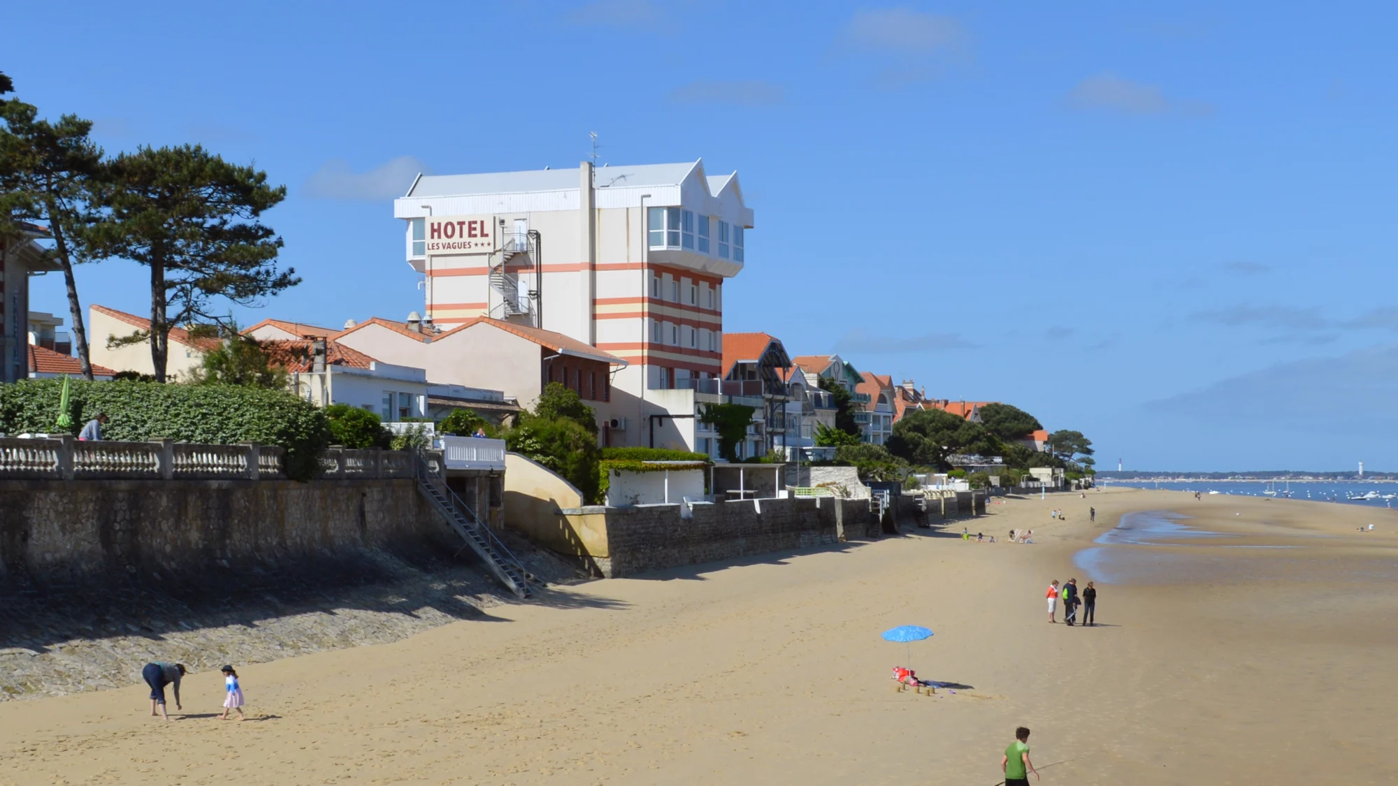La plage et les façades du front de mer à Arcachon