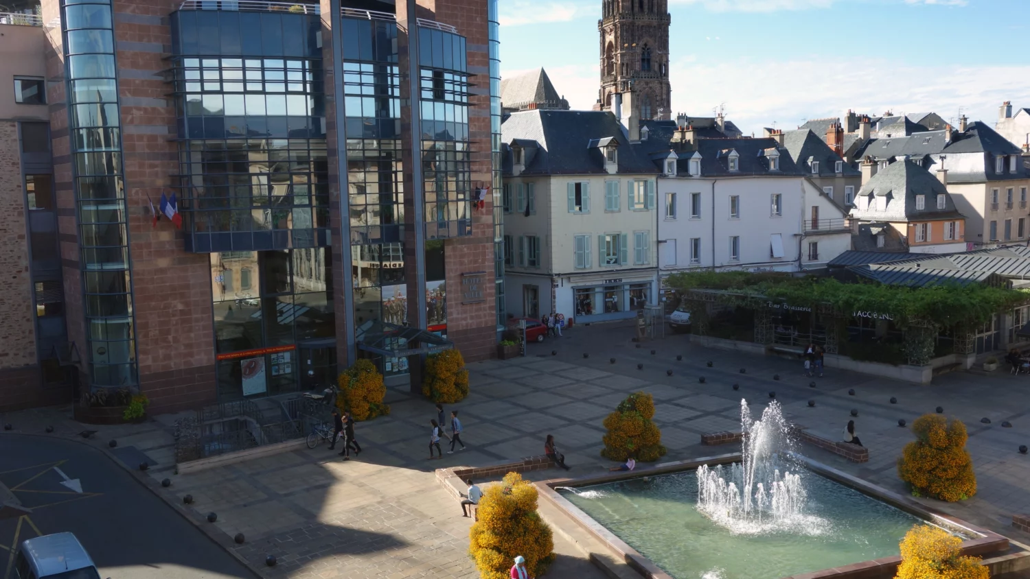 Façades de Rodez et clocher de la cathédrale en Aveyron