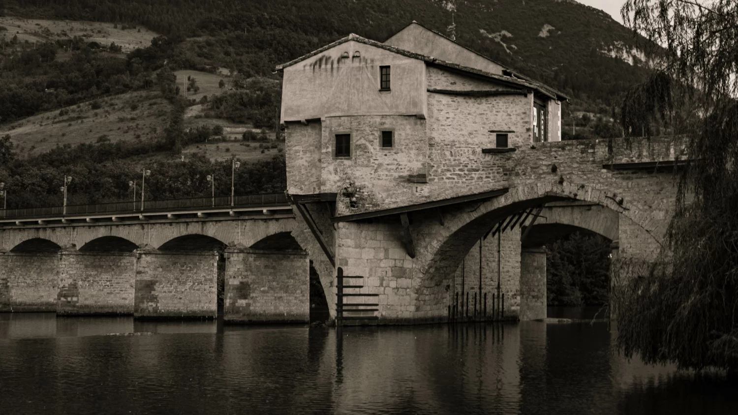 Vestiges du pont Vieux sur le Tarn à Millau