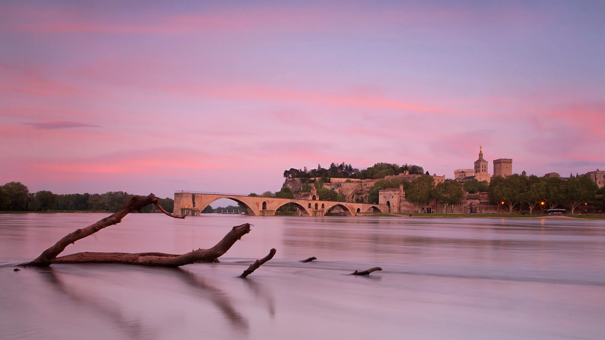 Vue générale d’Avignon et de ses monuments