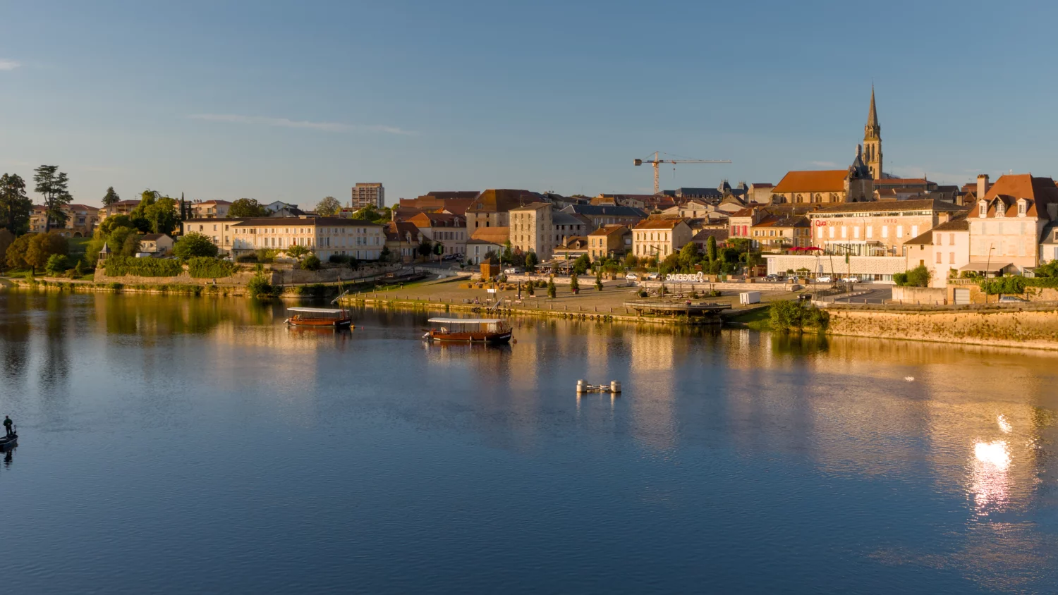 La Dordogne et le centre de Bergerac en fin de journée