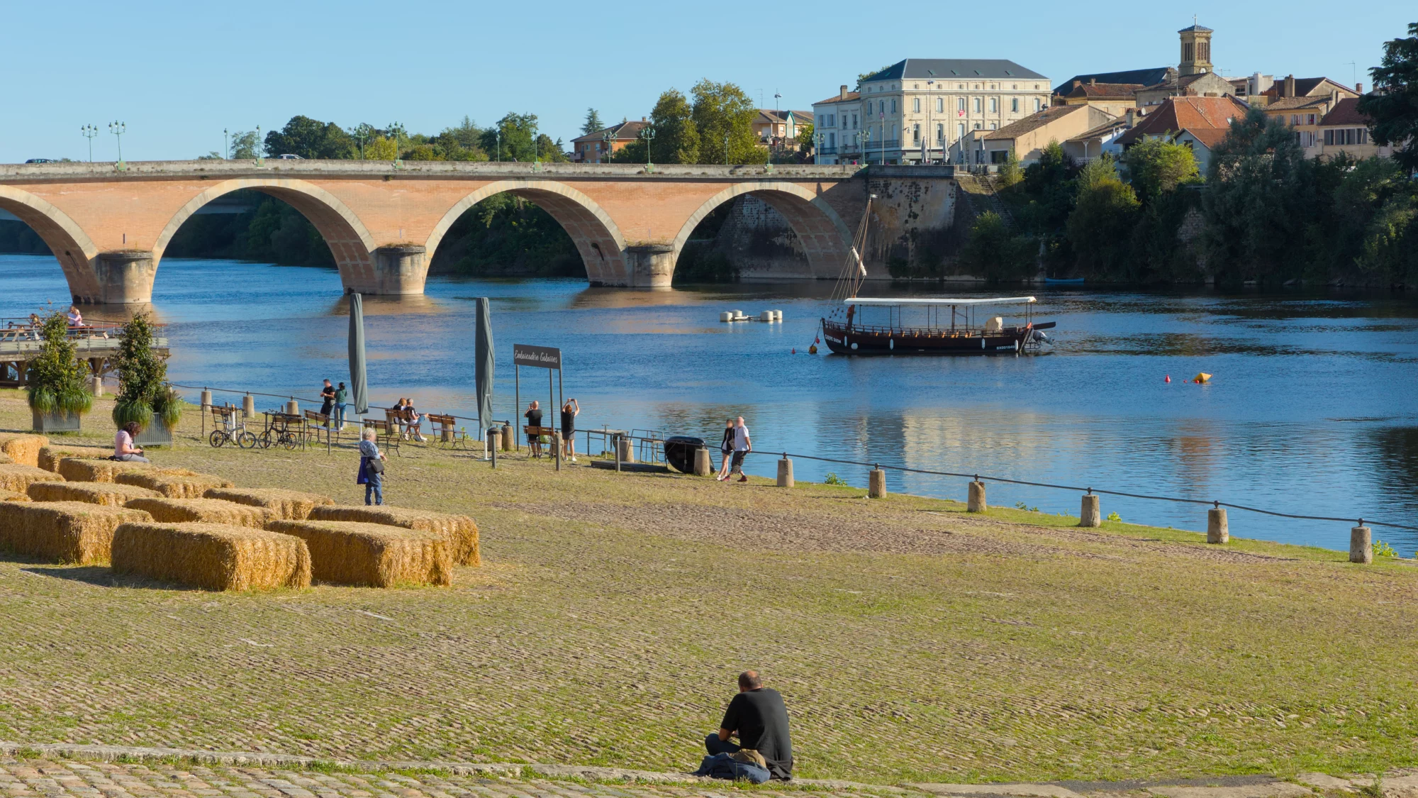 Quai Salvette et pont sur la Dordogne à Bergerac