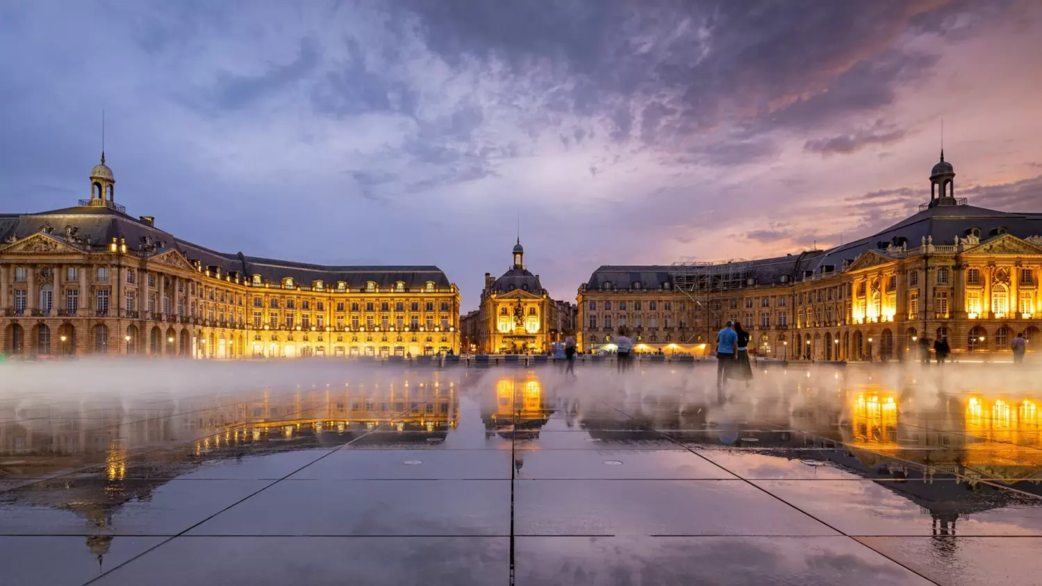 Place de la Bourse et quais de Bordeaux à la tombée du jour