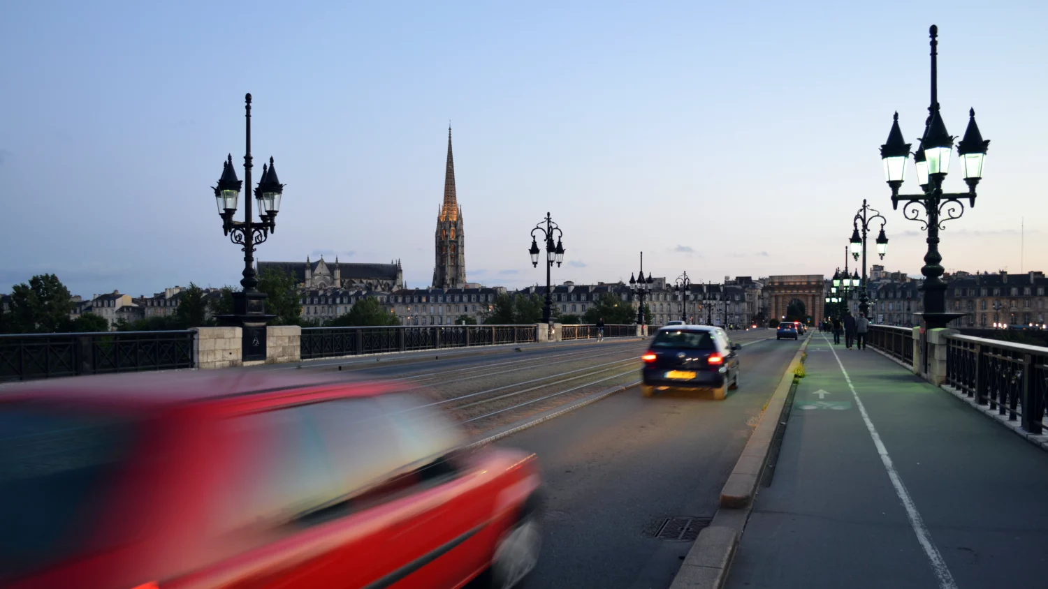 Circulation sur le pont de Pierre à Bordeaux au crépuscule