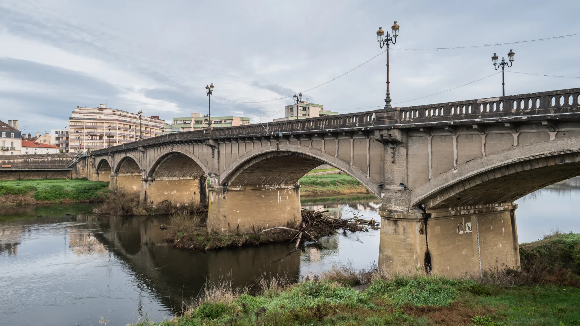 Pont Vieux et berges de l’Adour à Dax