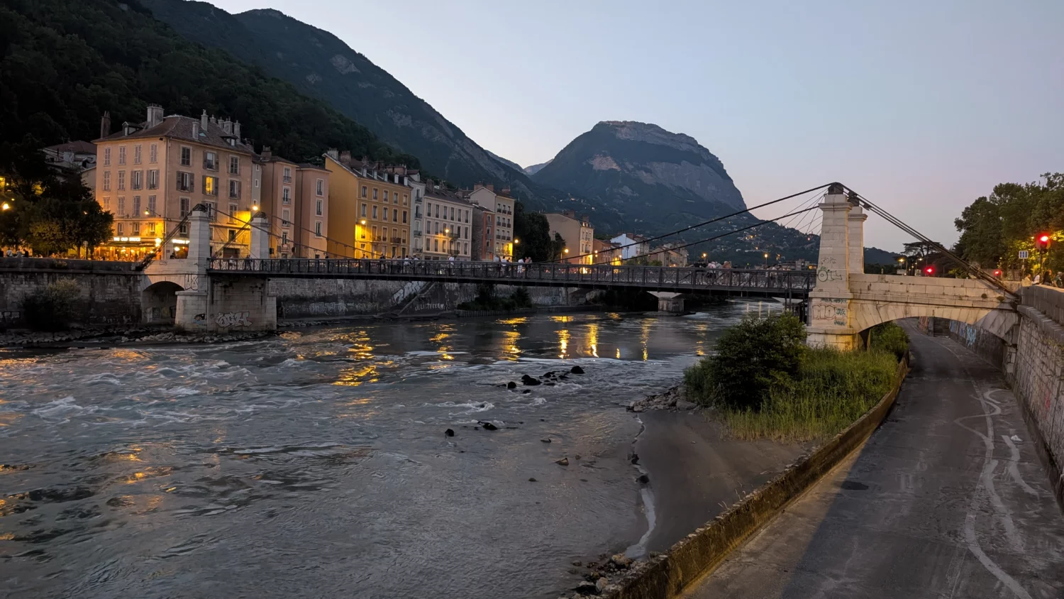 Création et suivi de sites internet Quais de l’Isère à Grenoble en soirée