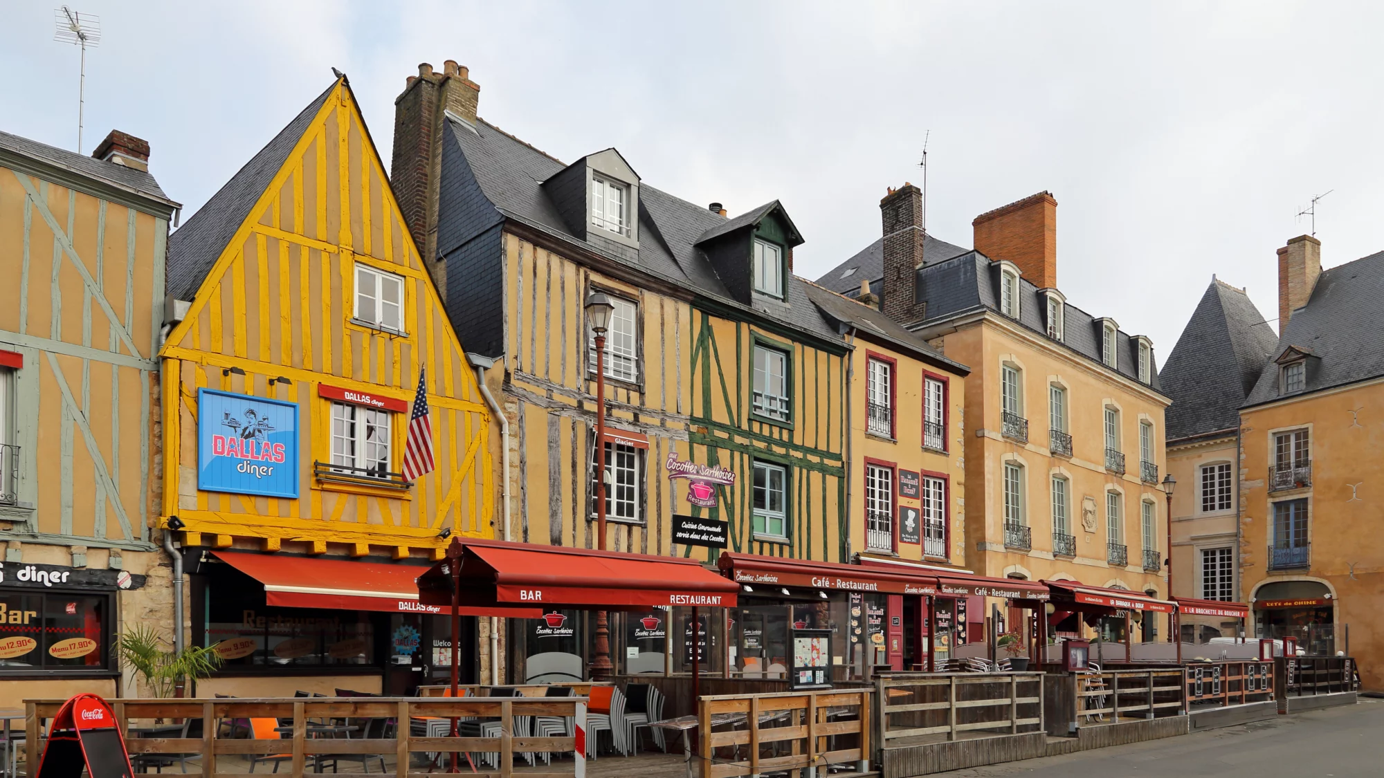 Accompagnement des entreprises Place Saint-Pierre et maisons anciennes du Mans