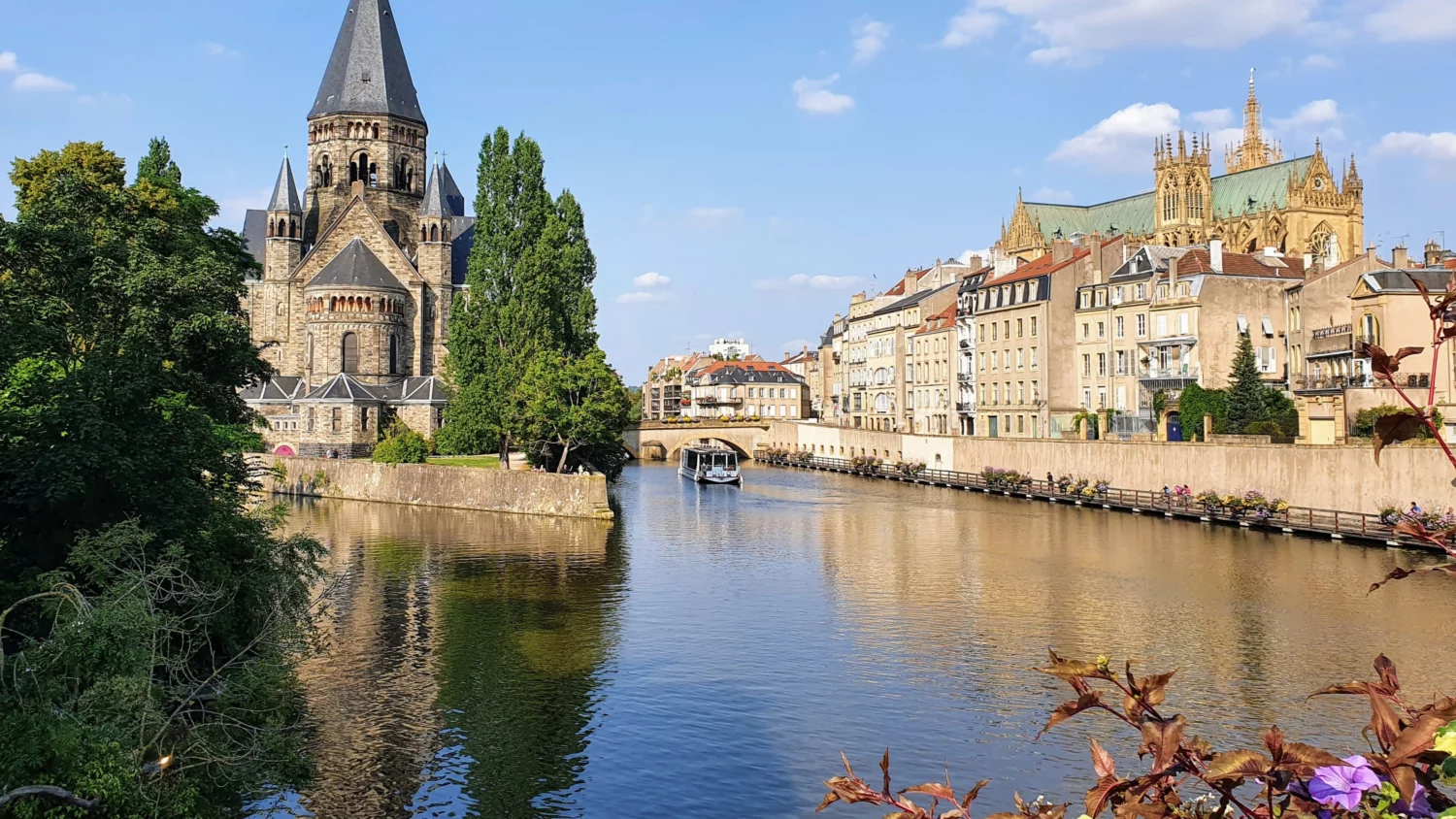 Le Temple neuf et la Moselle vus depuis le Moyen-Pont à Metz