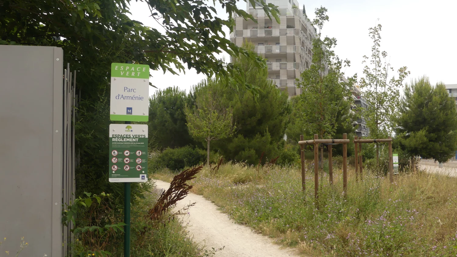 Arbres et chemin du parc d’Arménie à Montpellier