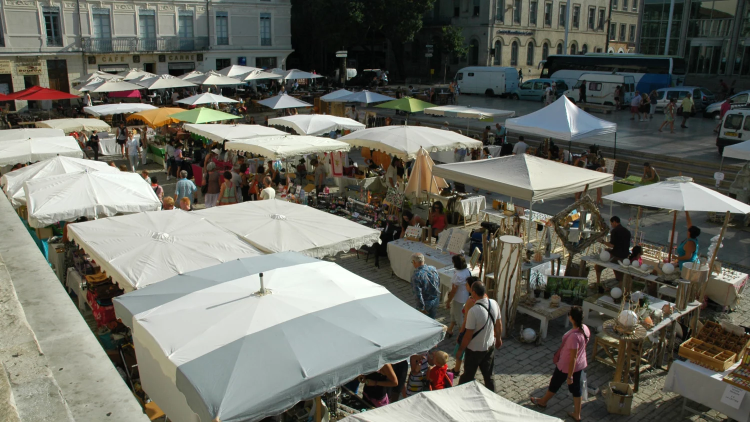 Création et suivi de sites internet Marché sur la place de la Maison Carrée à Nîmes