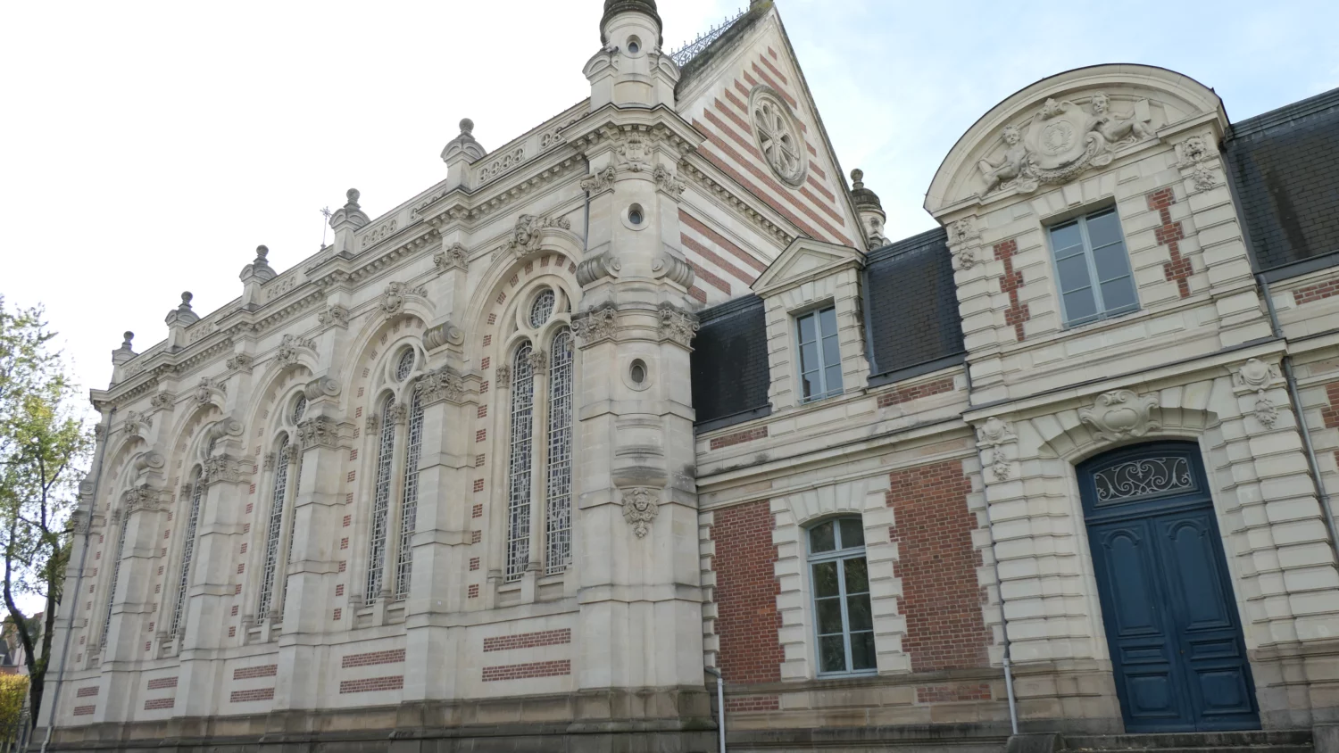 Création et suivi de sites internet Façade de la chapelle du lycée Émile-Zola à Rennes