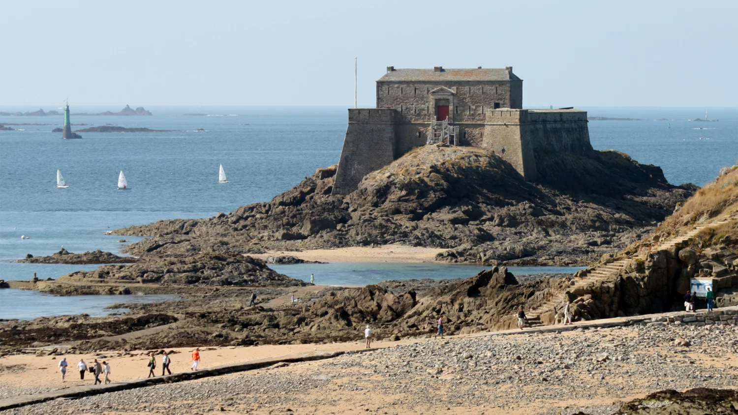 Création et suivi de sites internet Fort du Petit Bé à Saint-Malo à marée basse